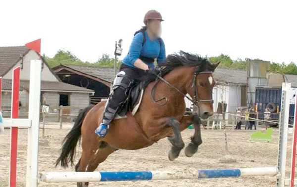 Horse rider affected with EDS, competing with orthoses